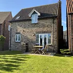 Seashells - Part Of The The Bay Filey Village With Pool, Gym And Direct Access, Pub, Restaurant, Tennis And Meadows Walks *